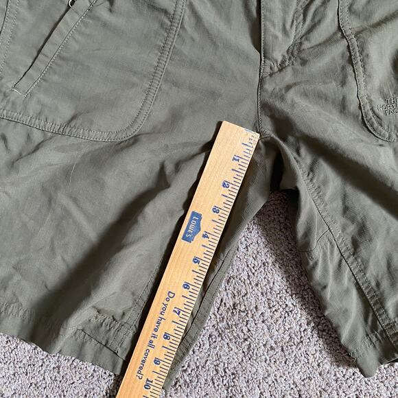 The North Face Women’s size 4 Olive Green 10” Inseam Shorts - Picture 4 of 5